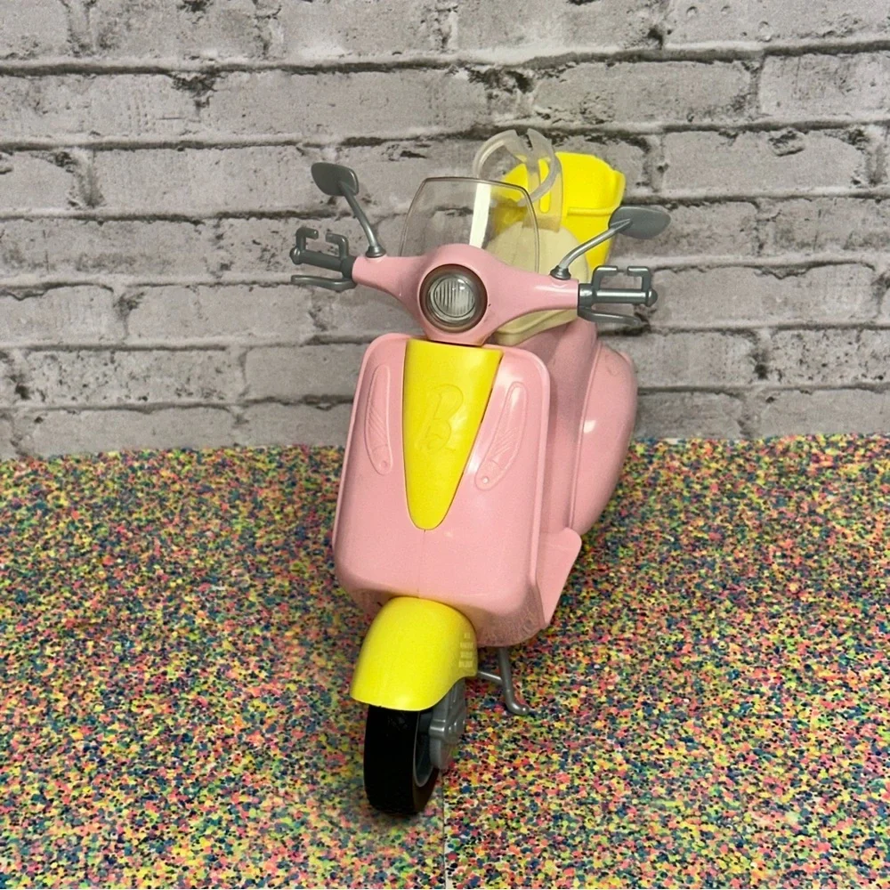 Barbie 2016 Vespa Scooter Moped Motorcycle Bike Basket Pink & Yellow